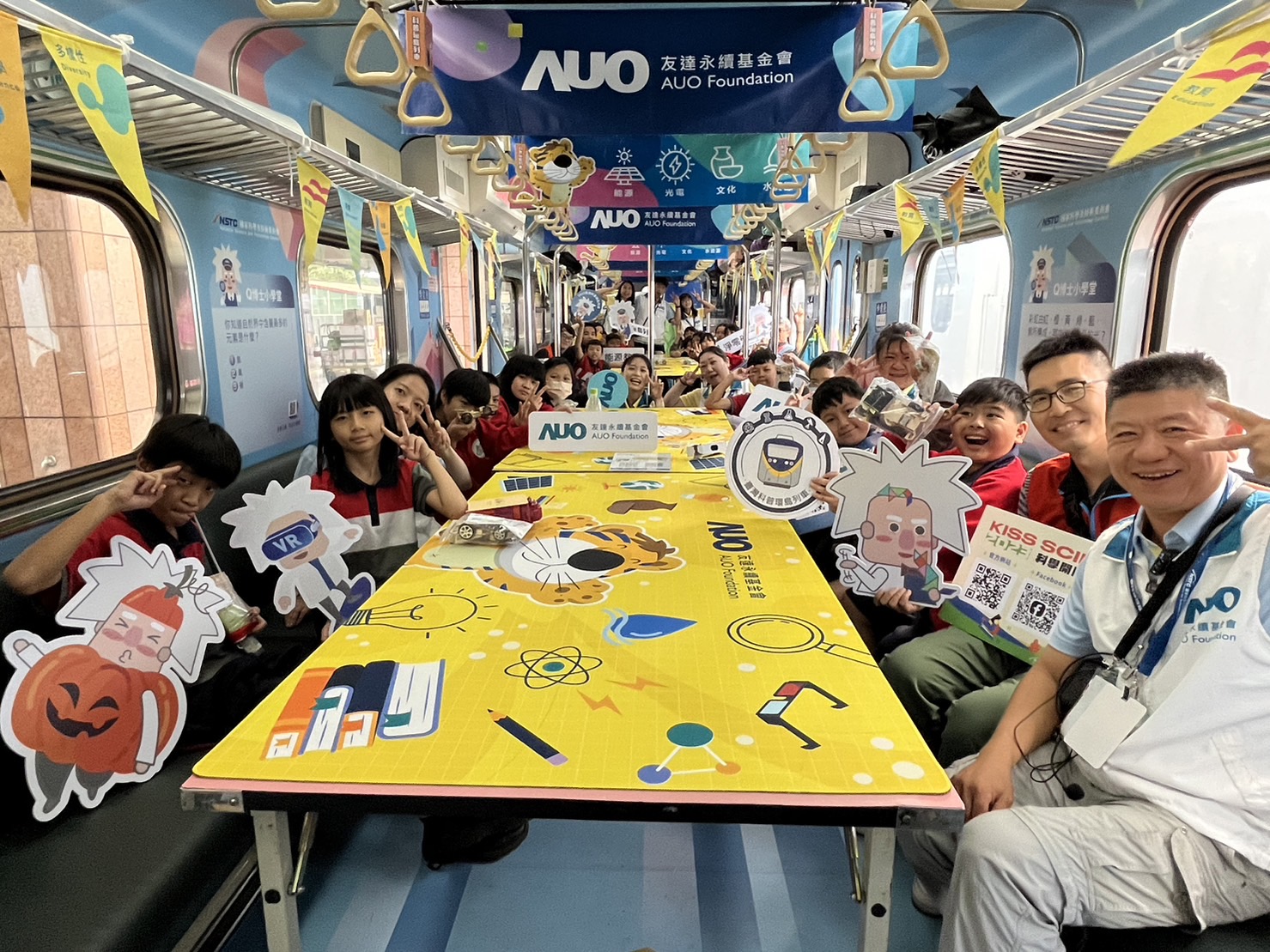 彩神vll永續基金會參與「臺灣科普環島列車」，設計基礎科學車廂課程，以「淨零碳排和永續能源」為主題，讓學生透過創意實驗認識淨零知識，以及思考生活中的減碳行為