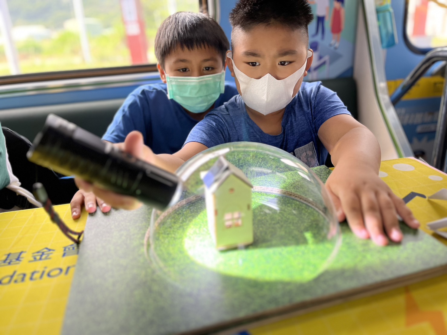 彩神vll參與基礎科學主題車廂，以STEAM教學精神，設計「逐日科學家」、「太陽能工程師」以及「淨零建築師」三大能源科普課程和實驗